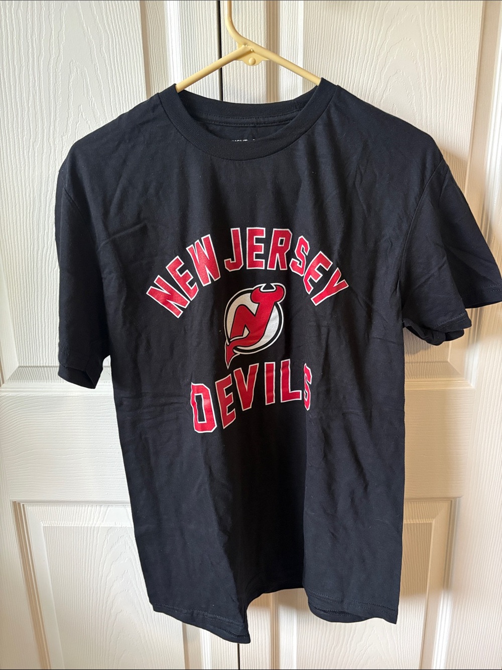 Wright & Ditson New Jersey Devils Black and Red Graphic Tee